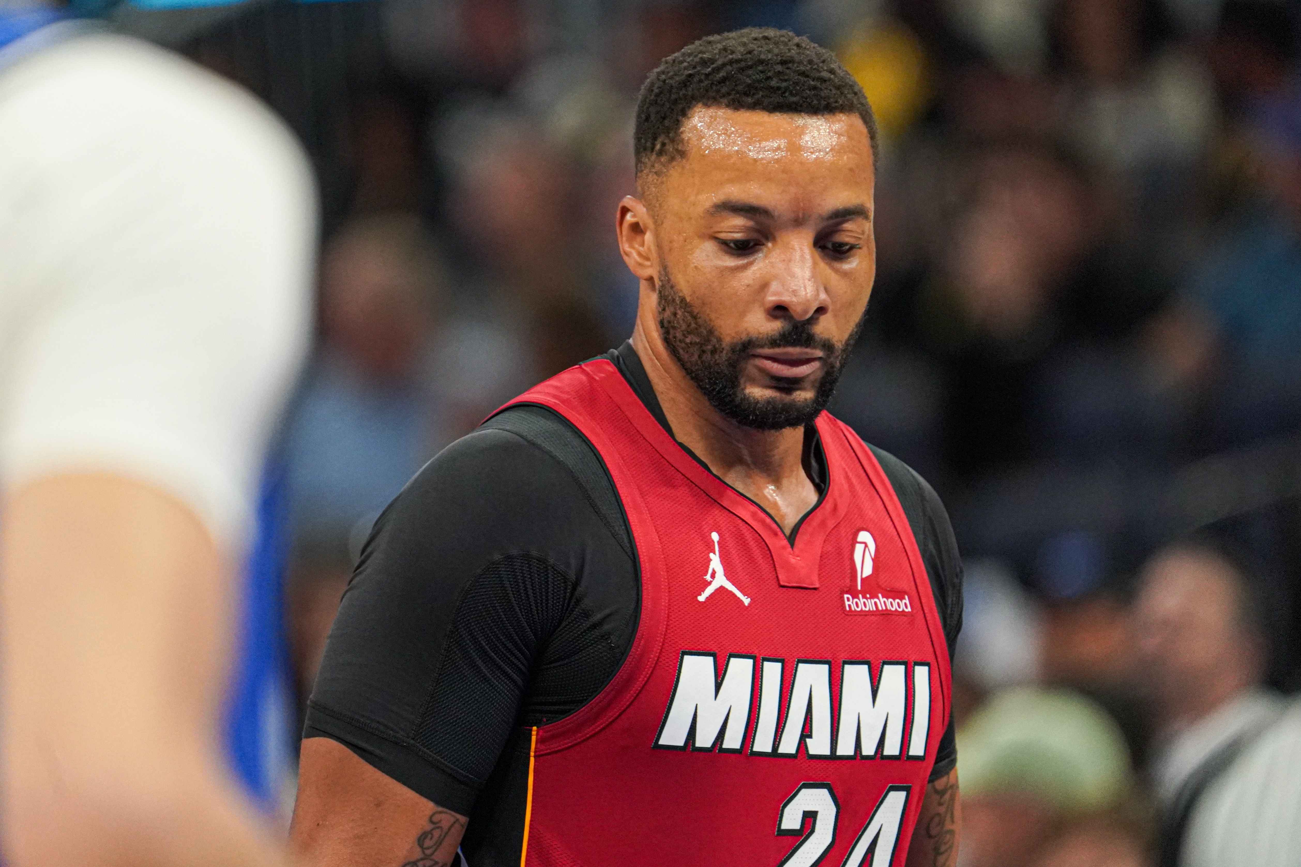 kaiyun-有冷凝水导致比赛延期！鲍威尔：活久见 等待重新上场时也很煎熬